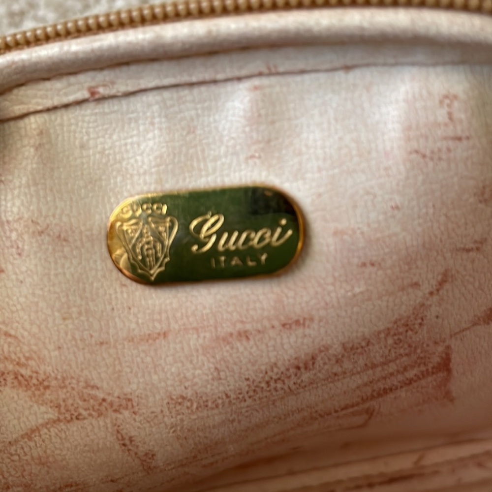 Vintage Gucci makeup bag. This bag is in great condition.The outside is perfect - Picture 4 of 7